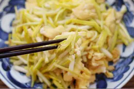 秋天，用它炒鸡蛋，味美清香，爽而不腻，解馋下饭，一上桌就吃光图片