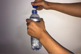 女生真的拧不开瓶盖？设计师给瓶子装上“拉链”，看我单手开瓶盖图片