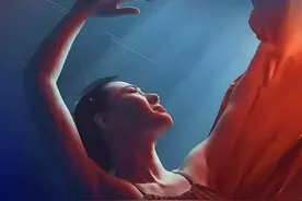 榜YOUNG | 水下舞蹈《红》出圈！深圳舞者张娅姝：只要想跳，哪里都是舞台图片