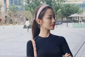 吉娜豁出去了！直接把打底的“无痕衣”穿上街，郎朗这都不管管吗图片