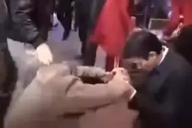 “娱圈净土”王宝强的逆袭史：工地打工，两次下跪，光膀子滚钉板图片
