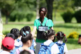 家长送班主任20万的车，孩子高考失利花钱进大学，上课开法拉利图片