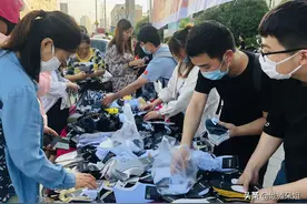 摆地摊卖袜子的诀窍，这些诀窍让你的火爆而且赚钱图片