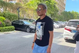老戏骨杜源罕现身，扎小辫戴金表很时尚，娶青梅竹马39年零绯闻图片
