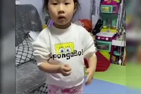 萌娃本来只是洗脚，没想到因为拖鞋洗了个“全套”，网友：太逗了图片