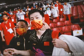 国乒夺冠，刘国梁妻女击掌欢呼，两女儿拥抱，马龙许昕疲惫蹲地上图片