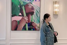 杜淳老婆挺巨肚与闺蜜逛街，临近产期状态极佳，巴掌脸抢足镜头图片