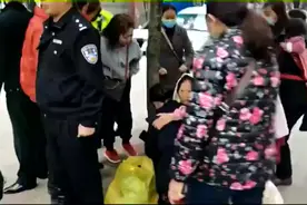 贵州一孕妇街边突然临产，女民警变身临时“助产士”图片