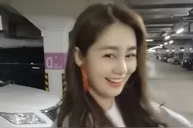 毕畅，温婉，同一段摇头舞二人神似，却足见网红与明星的气质差距图片