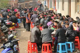 广西男子二婚，定68桌菜仅来5桌客人，网友：二婚就不要办酒席了图片
