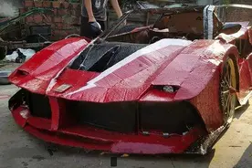 越南小伙纯手工打造“法拉利”，纸壳车身、可开上路，还是蝴蝶门图片