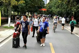 大学生终于返校！进寝室后立马想回家？网友：这景象谁能接受！图片