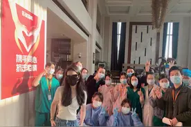 刘亦菲终于回国！久违露面腰快瘦没了，紧身针织衫更穿出宽松感图片