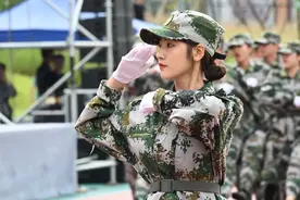 安徽某高校军训女生大胆上演内衣热舞，这是青春吗？网友：不淡定图片