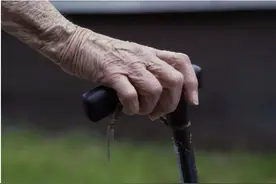 老了不做儿女的累赘，父母提前做好4件事，养老无忧图片