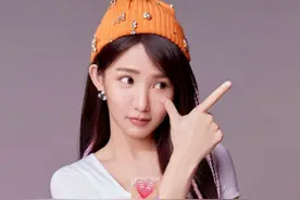 宅男女神郭书瑶被曝新恋情！深夜与神秘男吃火锅，牵手回家不避嫌图片