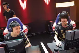 RNG重聚，uzi下意识转身，像极了李哥回头空无一人的基地图片