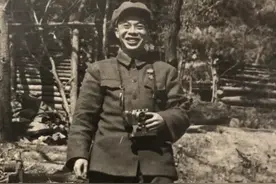 开国少将朝鲜战场遭空袭，坠崖前被歪脖树所救，还玩起了空中飞人图片