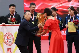 刘国梁颁奖时表情浮夸！王楠拿给孙颖莎MVP大奖，陈梦笑得最开心图片