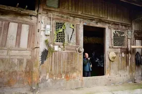 湖北一老人全家住着8亿金丝楠木屋，却是当地贫困户，怎么回事？图片
