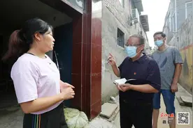 踩着我的肩膀，上！发生在光亚新村的这一幕……图片