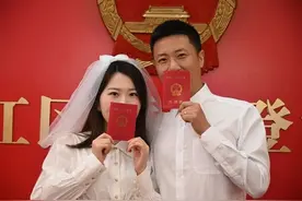 牛年上班第一天，他们领证了！护士小两口：中午抽空把婚结了图片