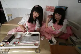 母亲一直隐瞒着女儿的病情，但隐约中她俩还是感觉到与他人的不同图片