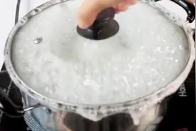 熬稀饭总是溢锅怎么办？教你一个小窍门，稀饭不溢锅还更粘稠香甜