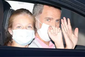 西班牙老国王飞抵阿联酋，住八星酒店，14岁大公主“位置”安民心图片