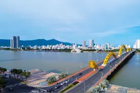 岘港APEC：越南女交警穿着高筒皮靴指挥交通图片