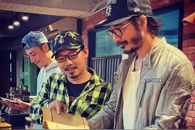 王力宏晒与霍建华合照似两代人，满脸胡子太邋遢，网友：这哪位？图片