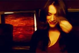 搞笑GIF段子：美女，撩头发翻白眼那一下，真迷人图片