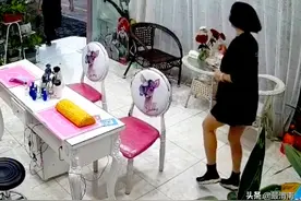 浙江一男子出差提前回家，妻子开心地直跺脚，立刻扑在老公怀抱中图片