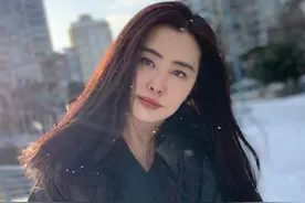 王祖贤雪中玩自拍，羽绒服敞开穿好时髦，乌发红唇撞脸林青霞图片
