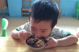 老人常见的带娃行为，出于疼爱却很“坑娃”，往往好心办坏事图片