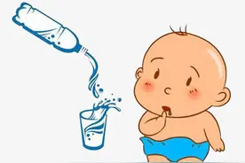 给宝宝喂水也有讲究，家长切记，可不要喂错了！图片