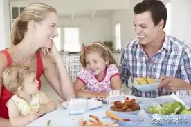 宝宝吃饭时非要边吃边玩怎么办？你可以试试这么做图片