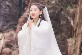 天生网红脸的小演员，15岁就被质疑会长残，以后还能拍戏吗？图片