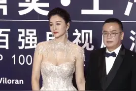 华鼎奖红毯生图没了美颜不敢认！李小冉穿抹胸裙变霸主，气质更秒杀全场图片