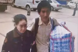 “千里背疯娘上学”的孝子，如今怎么样了？丨上天真的公平吗？图片