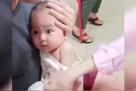 萌娃打针表情“丰富”，妈妈边拍视频边笑，网友：这是亲妈图片