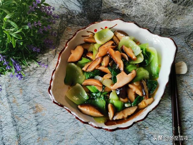油菜和香菇天生是一对，素炒更美味，油菜翠绿，香菇味美下饭