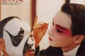 霸王别姬：段小楼用一杆烟斗，将程蝶衣从男儿郎变成了“女娇娥”图片