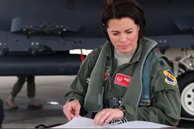 金贝丽：美国王牌飞行员，退伍后来中国求职养家，如今过得怎样？图片