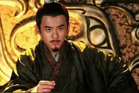 皇帝请功臣吃饭，却不给筷子，功臣吃完离开后，皇帝：此人得杀图片
