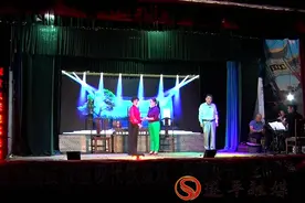 驻马店市脱贫攻坚现代扶贫戏《春暖花开》首场巡演在我县举行图片