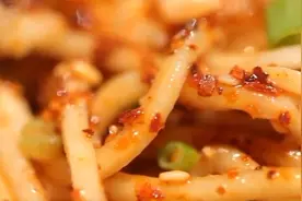 煮凉面，不要用煮汤面的办法！不然面条容易坨，不筋道图片