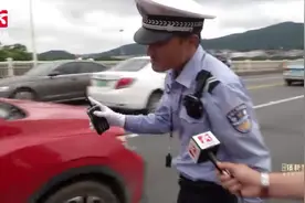 橘子洲大桥实行交通管制,早上7点到晚上8点禁止社会车辆驶入