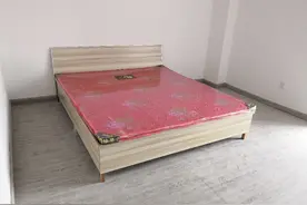 最近抖音都在扔床垫  椰棕垫大量胶水粘合可能会得白血病图片