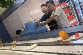 上海现宠物自助餐厅，人宠同桌就餐，你怎么看？图片